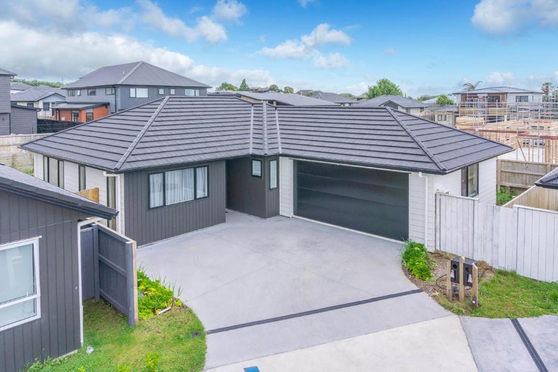 Stay In Newly Built House Hamilton Exterior photo